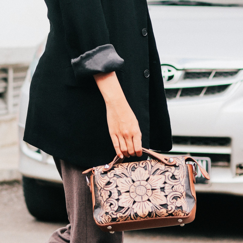 Tas Kulit Ukir Gayatri